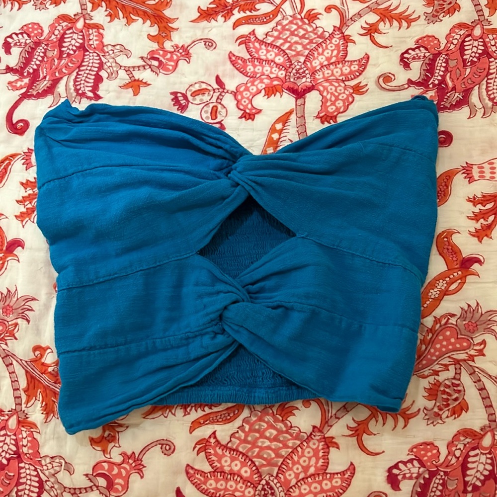 Cute knot top that has been worn once FITS SIZE SMALL